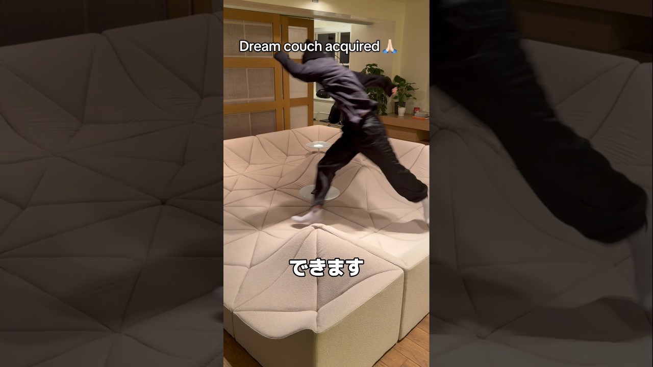 砂丘みたいな巨大ソファ