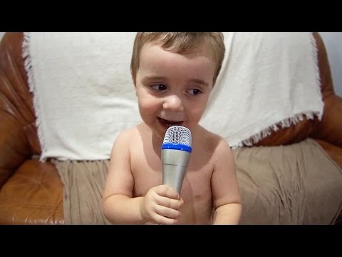 Bebê Cantando Bruno Mars com Microfone Style - UPTOWN FUNK MÚSICA DO BRUNO MARS Video