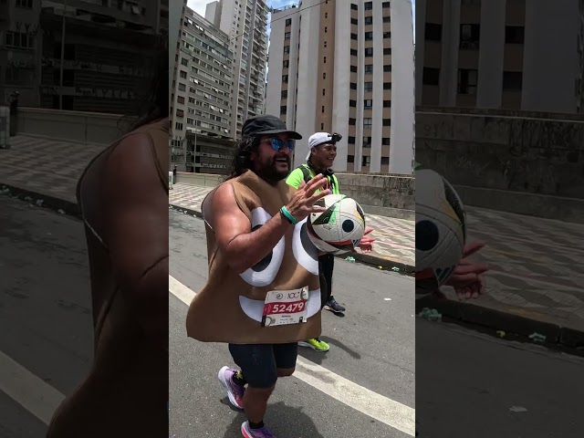 Treta épica com o rei da embaixadinha #maniadecorrida #saosilvestre100 #saosilvestre