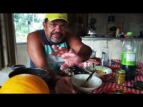 Colhendo e vamos almoçar juntos comida  simples que alimenta o corpo e alegra alma muitas pimentas