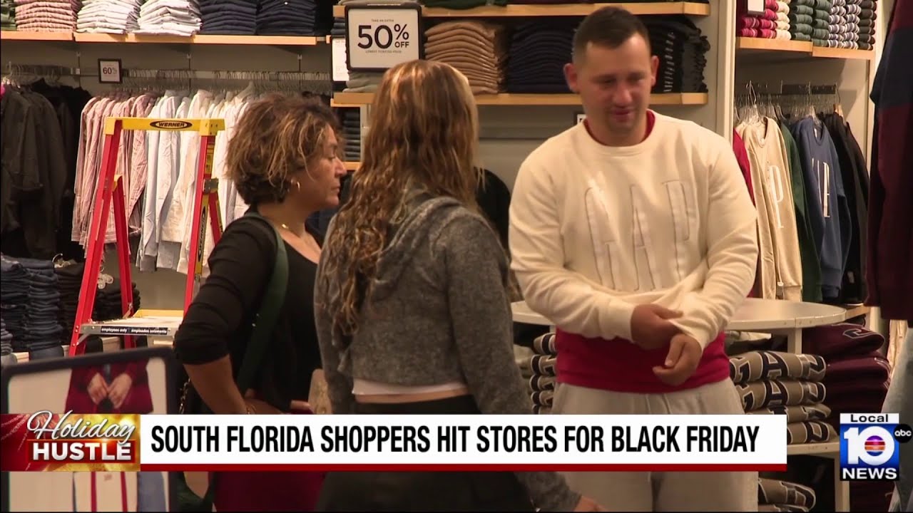 Black Friday shoppers invade Dolphin Mall in Sweetwater