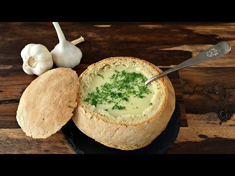 Ein typisches Österreichisches Gericht: Alte Knoblauchsuppe im Brot