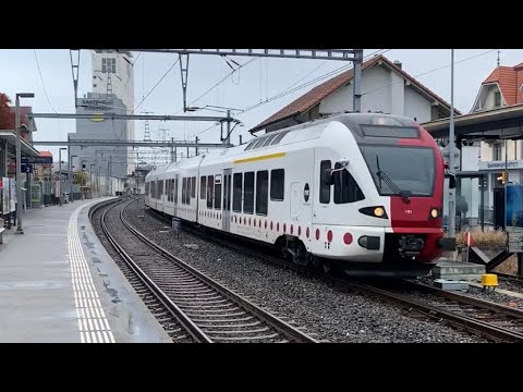 Ausfahrt des (tpf Flirt) beim Bahnhof Düdingen