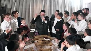 ר' מיכאל שטרייכר בשירת 'אין ערוך' בקומזיץ בישיבה בברכפלד