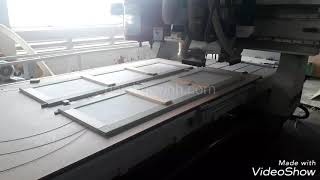 DÙNG MÁY GIA CÔNG TRUNG TÂM KHOAN BẢN LỀ CỬA TỦ