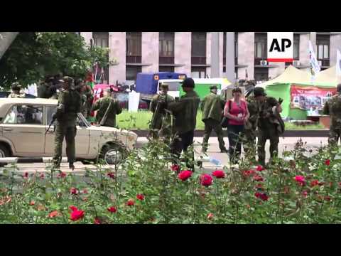 Pro-Russian separatists surround Donetsk People's headquarters in standoff as divisions between rebe