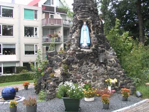 Wooncentrum IJsselwolde in Silvolde aan het Kloosterhof met de Mariagrot .
