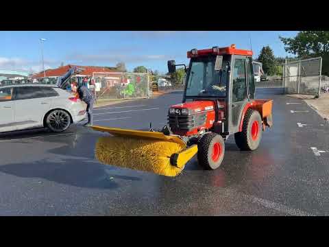Video: Kubota B2410 kompakt traktor med kost og saltudlægger 1