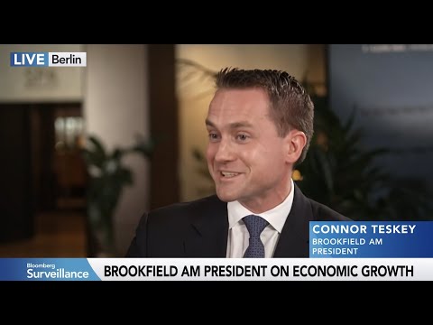 布魯克菲爾德資產管理公司總裁康納-特斯基（Connor Teskey）在 2025 年超級回報大會上與彭博社記者合影 (Brookfield Asset Management President Connor Teskey with Bloomberg at SuperReturn 2025)