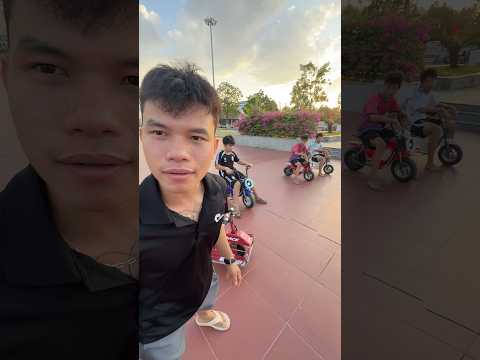 Mấy bạn chơi xe điện vui quá a2 🤩