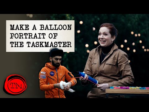 Vytvořte portrét Taskmastera z balónků a oblečení