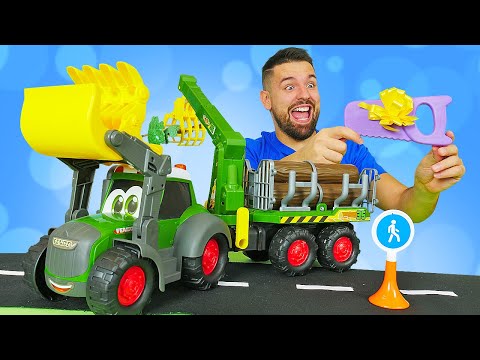 Il trattore verde John aiuta le macchinine e gioca con le barche. Video per bimbi piccoli