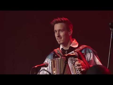 Ansambel Pojoči dohtarji - Bloški smučar (Mihelič) #KoncertBlanškihVinogradnikov