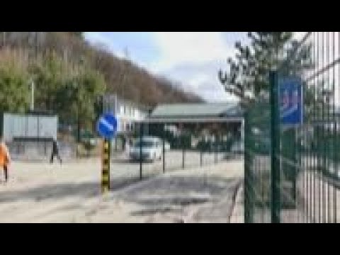 More Ukrainian refugees cross into Slovakia