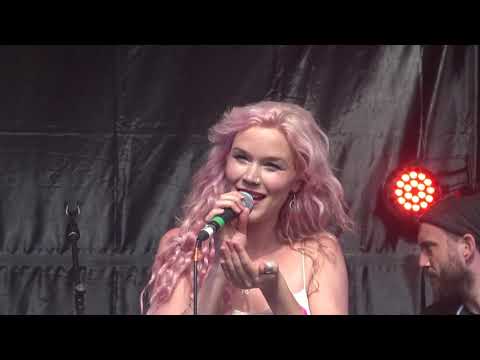 Joss Stone - Super Duper Love - Gay Pride Exeter, 13-05-2017 (FULL HD 1080p)