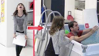 KALYS FAIT TOMBER L'ORDINATEUR  DE PAPA DANS LA PISCINE • PRANK - Studio Bubble Tea