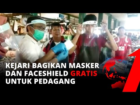 Kejari Membagikan Masker dan Faceshield Secara Gratis Kepada Para Pedagang Pasar di Balikpapan