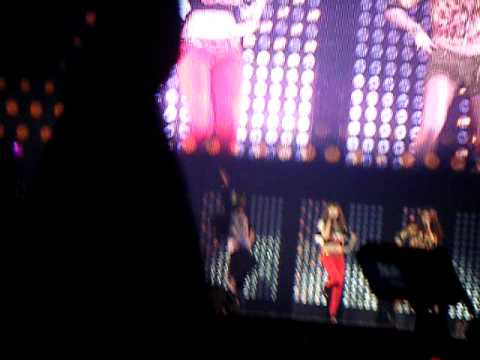 [FANCAM] 110610 SMTParis - Krystal and Jessica TIK TOK