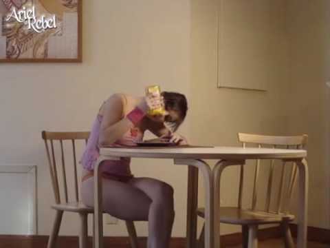 Ariel Rebel grabándose