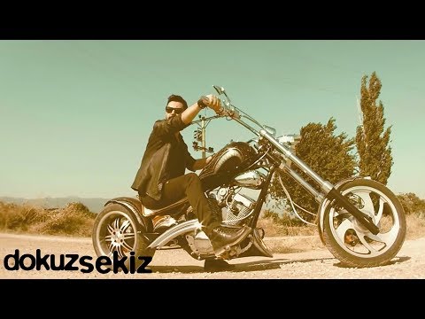 Sadık Karan - Radyoda Geçtiğin Şarkı Gibiyim (Official Video)