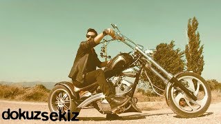 Sadık Karan - Radyoda Geçtiğin Şarkı Gibiyim (Official Video)