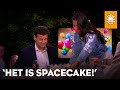 Jarige Wilfred krijgt taart tijdens uitzending: 'Het is spacecake!' | DE ORANJEZOMER