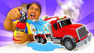 Ops, quebrou! Mecânico de brinquedos vai consertar o rolo compressor e o caminhão na oficina!