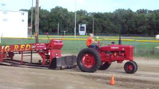 preview picture of video 'Farmall M Pulling'