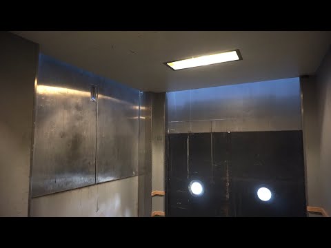 3 DOORS! 1992 OTIS hydraulic freight elevator without inner doors @ ToRVEhallerne, Vejle, Denmark