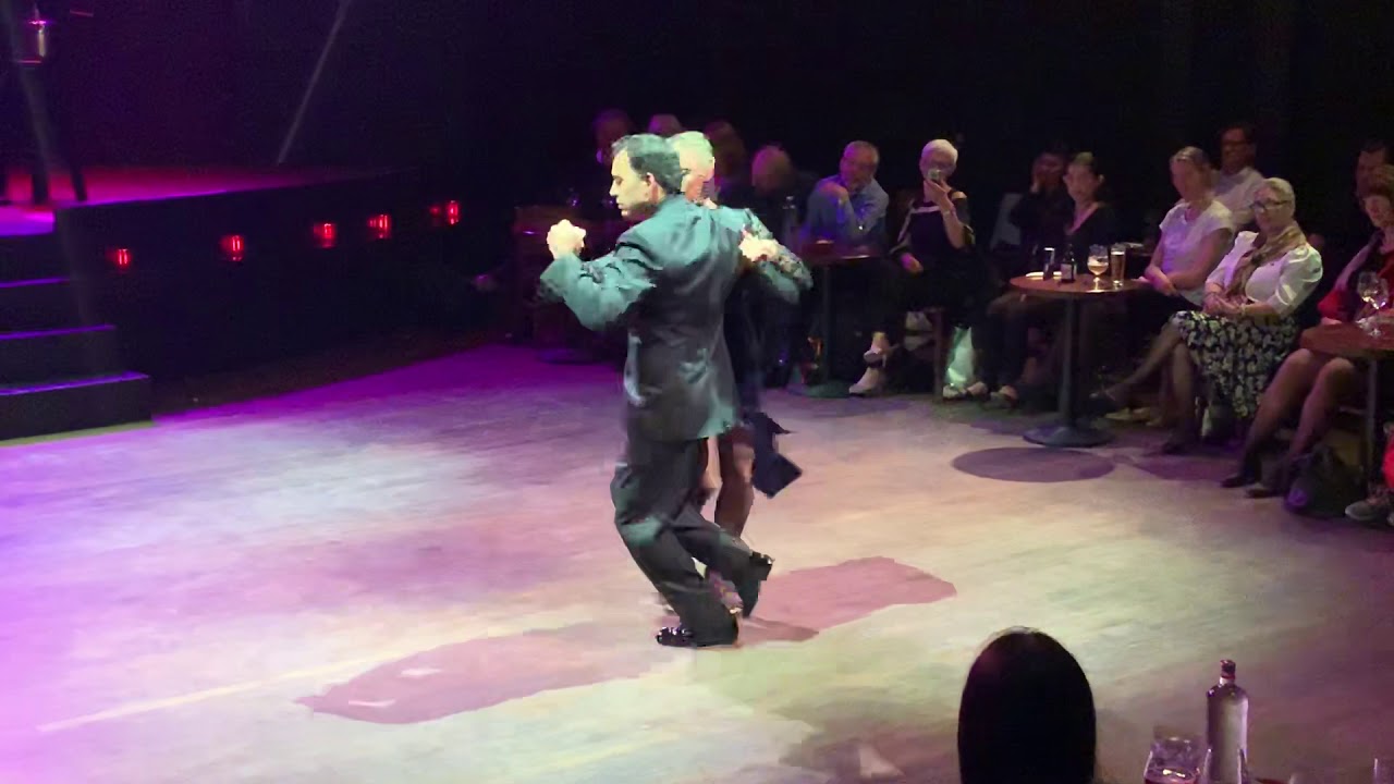 Martin La Bruna y Andrea Bestvater bailan un Tango