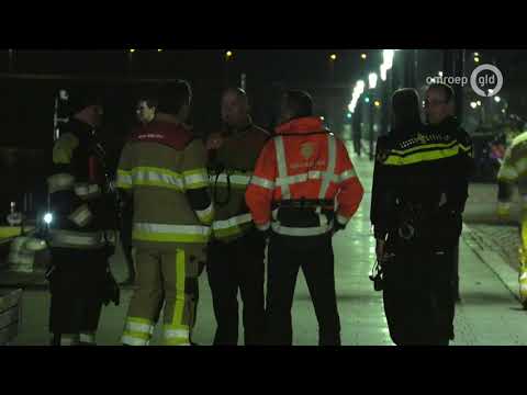 Automobilist plonst in Nijmegen in de Waal