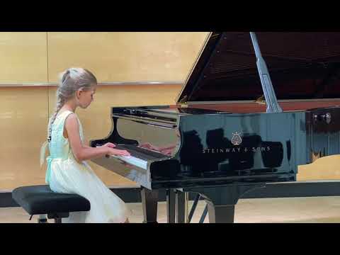 Eva Maria Ceralová spielt von E.H. Grieg - Einsamer Wanderer Op  43, Nr. 2