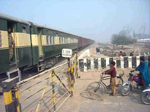 Pakistan Railways 4 7 3 5 pulling a dead & accidented Loco 5213 Jahanian 27 12 10