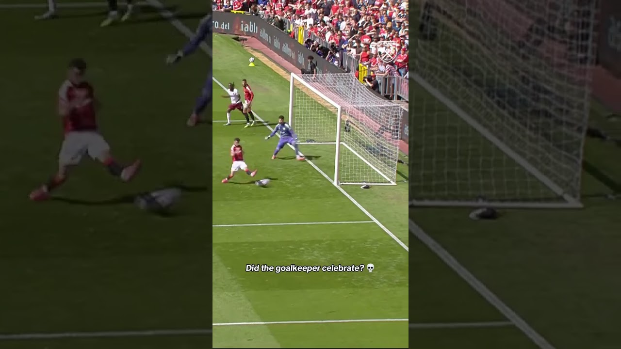 Keeper is a Bowen fan too 😉  #westham #football #premierleague