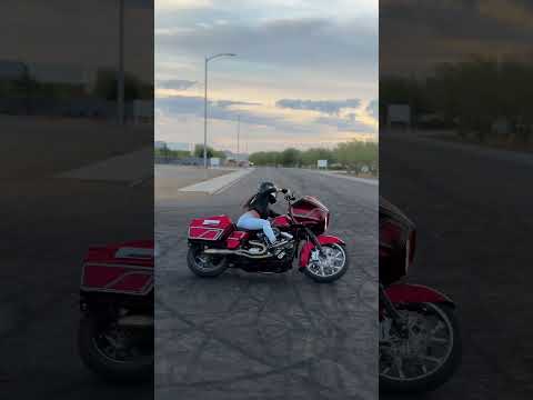 🥵 Learning how to drift and slide on my Harley-Davidson Road Glide #drifting #harleydavidson