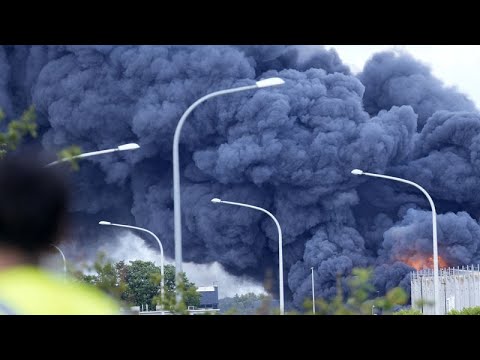 Video Thumbnail: WATCH: Warehouse fire breaks out near Brussels airport