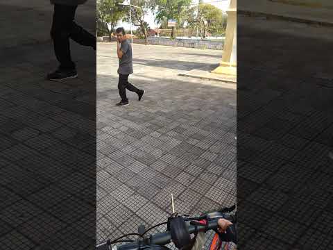 30/11/25 ciclista de estrada chegando em Aquiraz Ceará. Linda decoração pro Natal