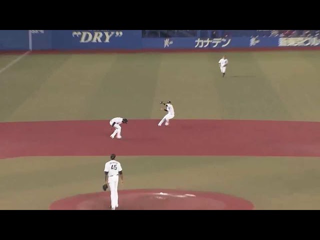 【8回表】マリーンズ・小川龍成 逆シングルで捕球し素早い送球でアウトを奪う!! 2022年5月27日 千葉ロッテマリーンズ 対 阪神タイガース