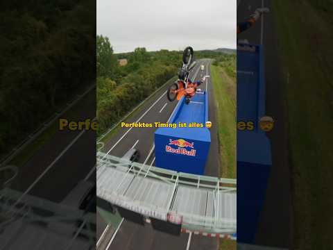 Luc Ackermann springt auf der Autobahn mit Backflip zwischen zwei LKWs 💨