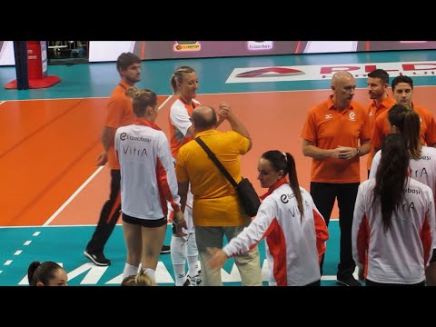 Jordan Larson & Eczacibasi VitrA before the match