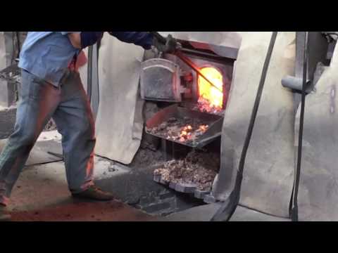 Aus der Warenkunde der Porzellanherstellung zeigt Holst Porzellan die Befeuerung eines Kohleofen.