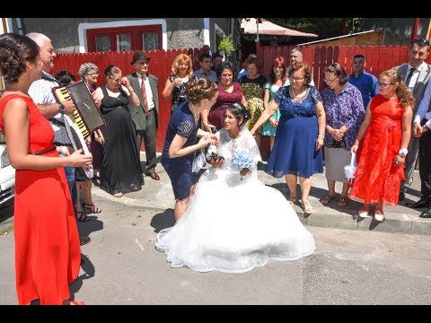 02  Traditii  nunta  -  Gatitul miresei in fata portii