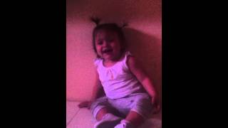 MIA NIPOTE RIDE MENTRE DA TESTATE AL MURO!