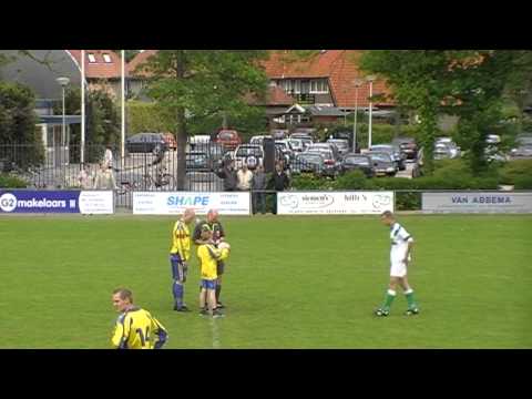 Pupil van de Week, Brian de Haan van SC Franeker E4 trapt af bij de wedstrijd Franeker - Warga