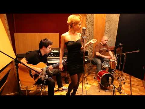 One O' Clock Trio-Beat It (Michael Jackson acoustic cover)