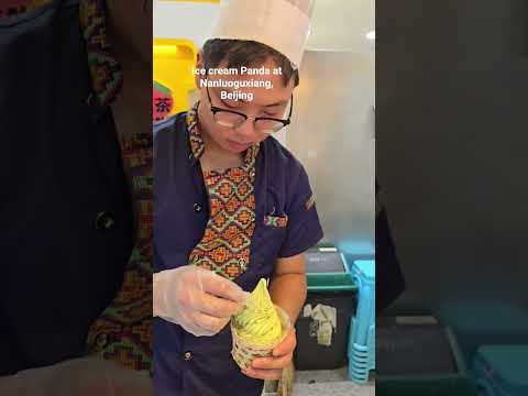 يتفنن الصينيين في طريقه تقديم الايس كريم #بكين#beijing#Nanluoguxiang #travel#shortvideo# #icecream