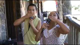 Sarita y Alex cantan Azul Sabina para felicitar a Juanes