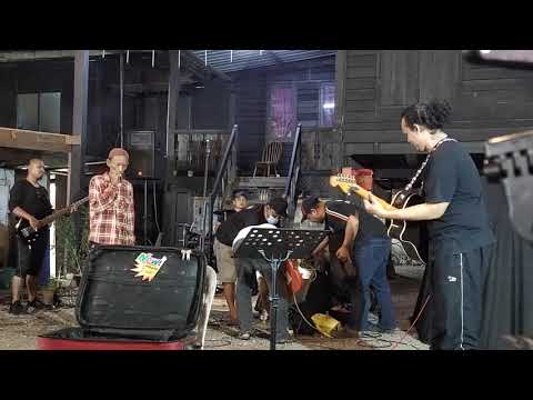 Mengejutkan semua bila Wak Mustar muncul dari celah sawit.. lagu muda mudi zaman silam Hidup Bersama