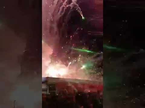 Fogos de artifício atingem público durante abertura do Natal em Estação (RS)