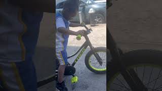 My 4 year old riding without training wheels 💪..